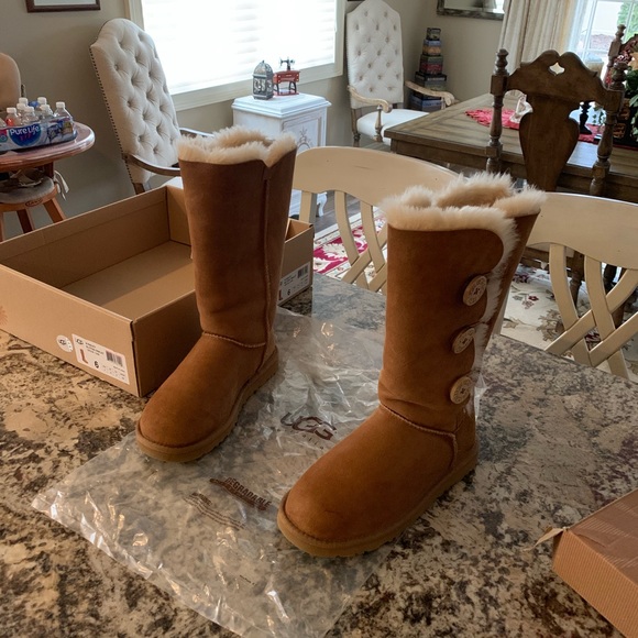 UGGs - Picture 2 of 7